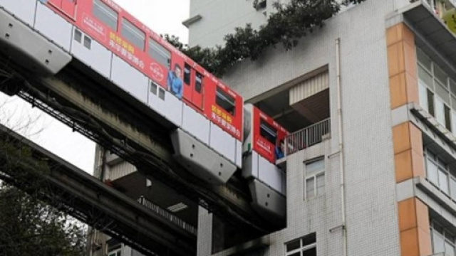 Cina, il metrò di Chongqing che passa al sesto piano di un ... - corriere.it