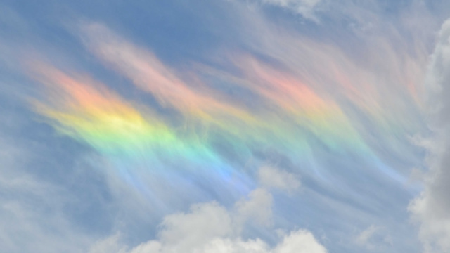 Una giornata tra le nuvole per scoprire la loro importanza oltre che bellezza: qui la rifrazione di luce tra cirri. Foto: wmocloudatlas.org.