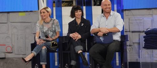 Amici 2017: Elisa, coach dei blu, critica il suo collega Morgan, coach dei bianchi