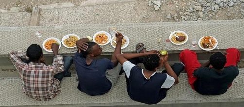 Denunciati per aver dato da mangiare ai migranti, accade a Ventimiglia (foto: VolontariatOggi.info)
