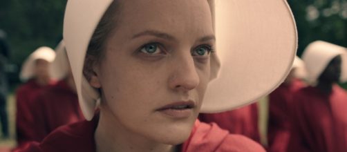 Elizabeth Moss prepares to fight off her oppressors / Photo via Hulu releases first trailer for The Handmaid's - thefourohfive.com
