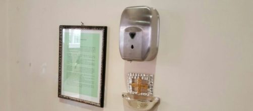 Il dispenser d'acqua benedetta è la novità introdotta nella cappella dell'ospedale di Chieti per motivi igienici - abr24.it.