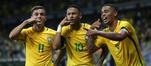 Neymar avec ces coéquipiers après un but du Brésil