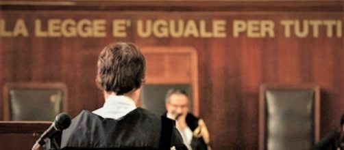 Ragazzo 15enne denuncia la madre e la porta in tribunale.