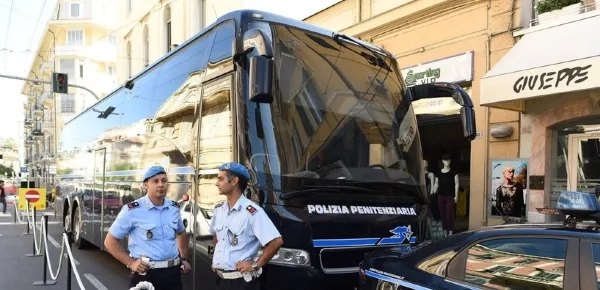 Sanremo: Polizia Penitenziaria con un pullman in via Roma per lo ... - sanremonews.it