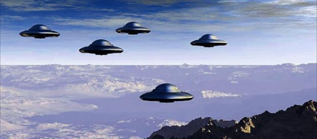 Immagine di fantasia di una formazione di 'dischi volanti' in volo Immagine di fantasia di una formazione di 'dischi volanti' in volo