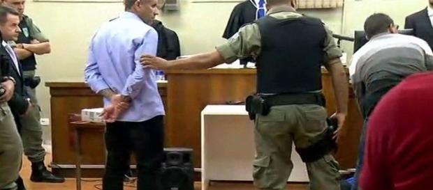 Na imagem o momento em que um dos acusados desmaia diante do tribunal. Na imagem o momento em que um dos acusados desmaia diante do tribunal.
