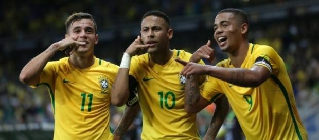 Neymar avec ces coéquipiers après un but du Brésil Neymar avec ces coéquipiers après un but du Brésil