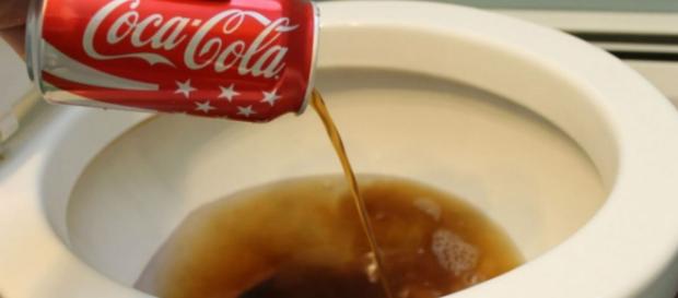 Desentupir vasos sanitários é uma das utilidades da Coca-Cola Desentupir vasos sanitários é uma das utilidades da Coca-Cola