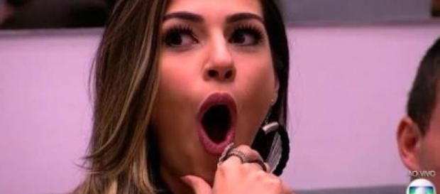 Vivian se assusta com parte do corpo de Daniel. Vivian se assusta com parte do corpo de Daniel.
