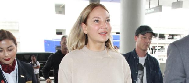 Whoa! Sia finally removes her wig for an airport stroll - linkwaylive.com Whoa! Sia finally removes her wig for an airport stroll - linkwaylive.com