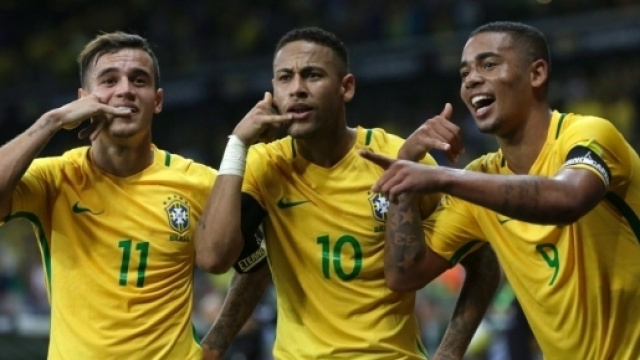 Neymar avec ces co&eacute;quipiers apr&egrave;s un but du Br&eacute;sil