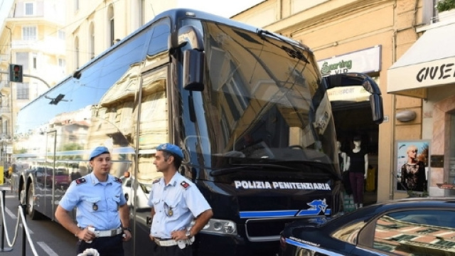 Sanremo: Polizia Penitenziaria con un pullman in via Roma per lo ... - sanremonews.it