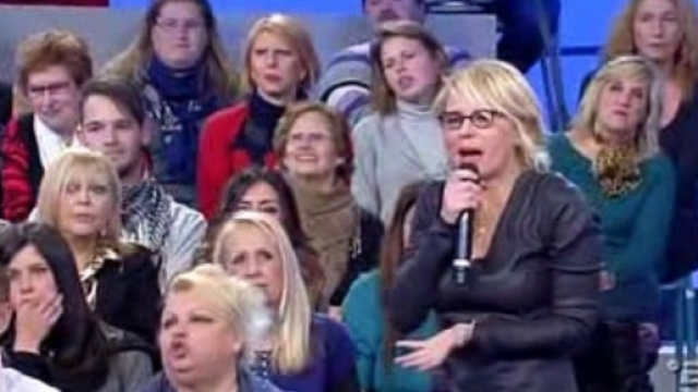 Tensione a U&D: acceso diverbio in studio, la De Filippi riporta la calma.