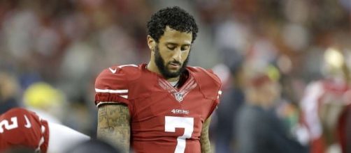 49ers dispute reports that Colin Kaepernick is aloof and alone ... - sfgate.com