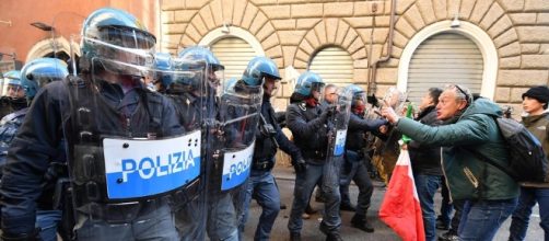 Italy cabbies clash with riot police during strike over Uber | News OK - newsok.com