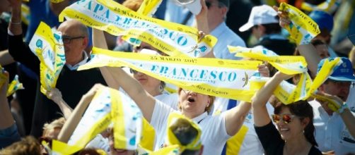 Papa Francesco a Milano: una folla di fedeli al parco di Monza