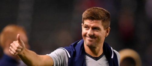 Steven Gerrard gives the thumbs up to Star Sixes competition