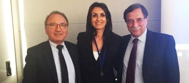 Costanza Castello al centro tra Aldo Carcaci deputato federale belga, Domenico Rossi sottosegretario alla Difesa Costanza Castello al centro tra Aldo Carcaci deputato federale belga, Domenico Rossi sottosegretario alla Difesa