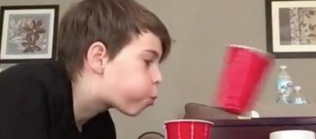 Cup blowing challenge - en pleine action Cup blowing challenge - en pleine action