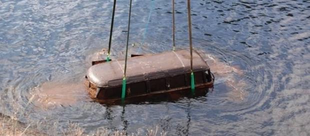 Essa Kombi ficou 36 anos submersa e agora vale um dinheirão para seu dono. Essa Kombi ficou 36 anos submersa e agora vale um dinheirão para seu dono.