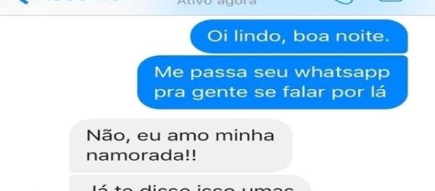 Esse homem conseguiu ser fiel a namorada e flertar com a amante ao mesmo tempo. Esse homem conseguiu ser fiel a namorada e flertar com a amante ao mesmo tempo.