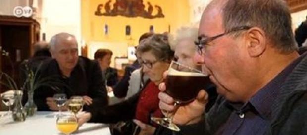 Igreja começa a servir cerveja para os fiéis Igreja começa a servir cerveja para os fiéis
