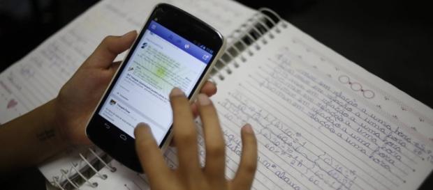 Jovem processa mãe por ser proibido de usar celular Jovem processa mãe por ser proibido de usar celular