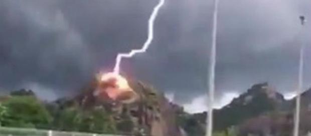 Raio atingindo rocha impressiona e assusta moradores da localidade Raio atingindo rocha impressiona e assusta moradores da localidade