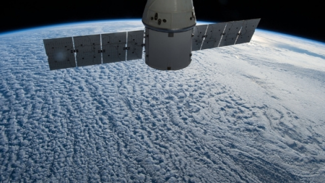 SpaceX: Dragon torna sulla Terra, porta con s&eacute; un prezioso carico.