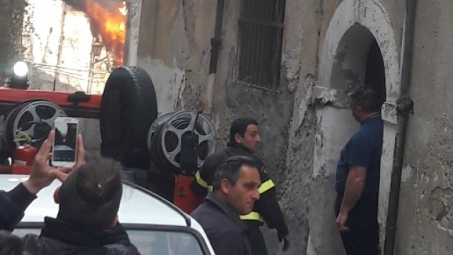 Incendio nel centro storico di Cosenza.