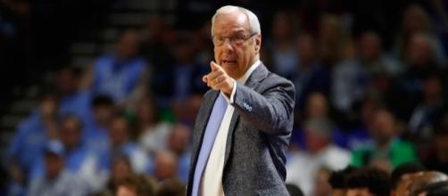 Roy Williams hopes for a UNC win on Sunday against Kentucky. [Image via Blasting News image library/inquisitr.com]