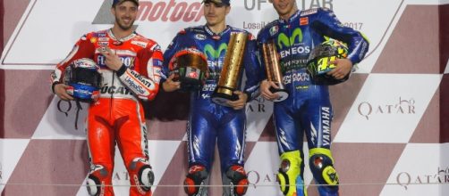 Il podio del Gp del Qatar: Vince Vinales, al secondo posto Andrea Dovizioso e Vale Rossi terzo