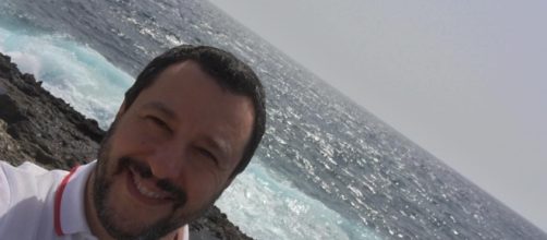 Lampedusa, Salvini acquista cannoli e contesta l'Ue