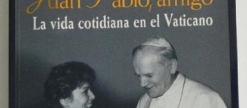 Paloma Gómez Borrero y el Papa Juan Pablo II en uno de los libros de ella sobre el Vaticano y su amistad con el Pontífice polaco.