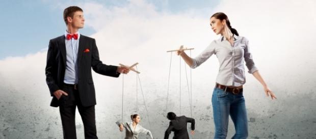 Na tentativa de se beneficiar os manipuladores fazem de tudo, inclusive se fingir de amigos Na tentativa de se beneficiar os manipuladores fazem de tudo, inclusive se fingir de amigos