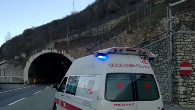 Auto travolge operai in galleria: un morto e un ferito gravissimo