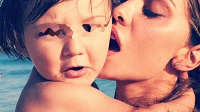 Belen Rodriguez: Niente scuola per Santiago, meglio i viaggi con ... - melty.it