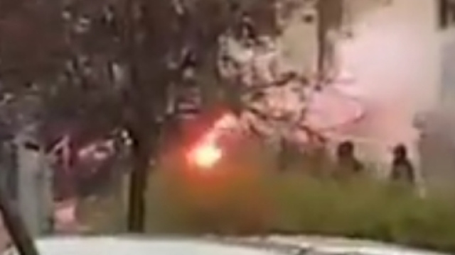 Fumogeni e bombe carta davanti alla Stazione ferroviaria di Sassari