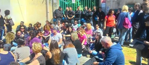 Animalisti davanti al canile municipale di Palermo (foto Facebook)
