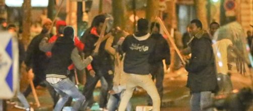 Confronto entre gangues de muçulmanos em Paris, em novembro de 2016. Esse tipo de ocorrência tem sido comum na Europa
