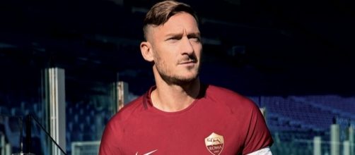 Francesco Totti con la maglia speciale per il derby.