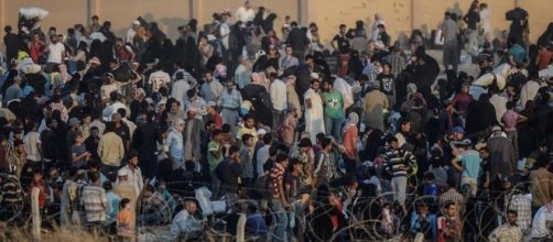 Migranti al confine con l'Ungheria.