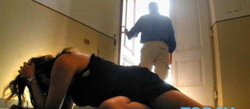 Torino, anni di calci e bastonate alla moglie: arrestato dalla polizia - today.it