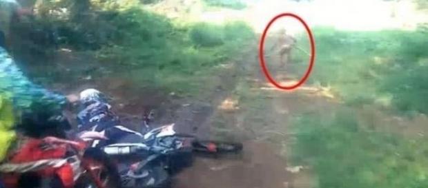 Aventureiros ficam apavorados com aparição de emblemática figura (Jakarta Post) Aventureiros ficam apavorados com aparição de emblemática figura (Jakarta Post)