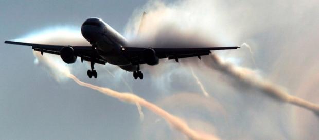 Chemtrail Geoengeneering Pilot vergisst die Sprühanlage Chemtrail Geoengeneering Pilot vergisst die Sprühanlage
