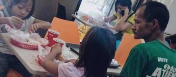 Ele deixou de comer para alimentar suas filhas Ele deixou de comer para alimentar suas filhas