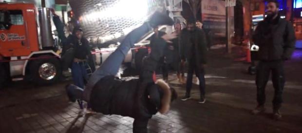 Famílias, amigos e vizinhos se divertem em pista de dança improvisada criada por caminhão betoneira Famílias, amigos e vizinhos se divertem em pista de dança improvisada criada por caminhão betoneira