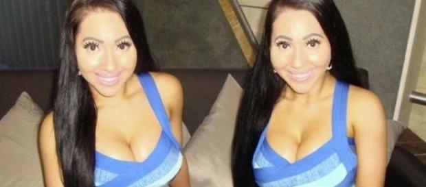 Gêmeas que ficaram famosas por gastarem em cirurgias plásticas para ficarem idênticas dizem que vão turbinar seios Gêmeas que ficaram famosas por gastarem em cirurgias plásticas para ficarem idênticas dizem que vão turbinar seios