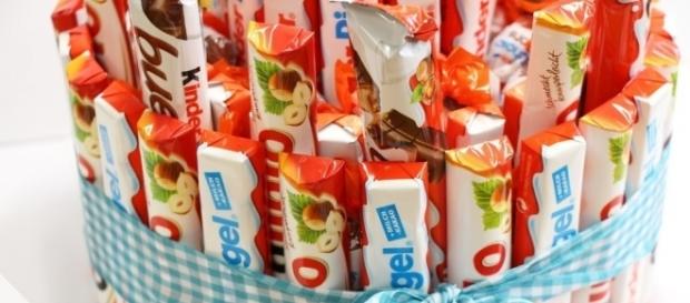 Kinderschokolade-Torte selber machen: Bastelanleitung - Talu.de - talu.de Kinderschokolade-Torte selber machen: Bastelanleitung - Talu.de - talu.de